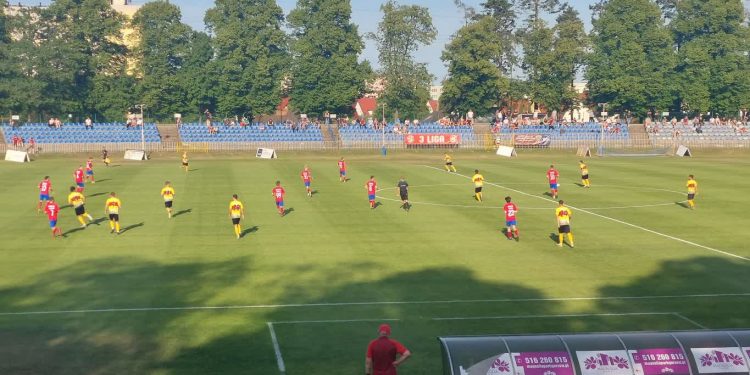 Warta przegrała, ale Zagłębie II pomogło: trzecia liga uratowana!