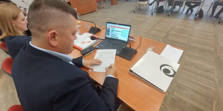 Prezydent podpisał petycję do siebie i obiecał chronić zieleń