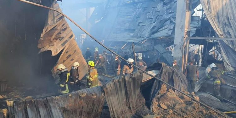 Krzemieńczuk: trwa akcja poszukiwawcza w po zbombardowaniu centrum handlowego przez Rosję [ZDJĘCIA]