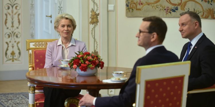 Trwa spotkanie szefowej KE z prezydentem i premierem