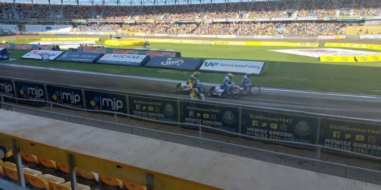 Stal wygrywa, Thomsen zostaje