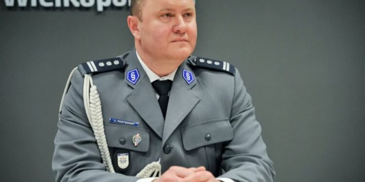 Komendant z generalską gwiazdką