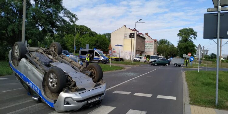 W Al. 11 Listopada dachował radiowóz