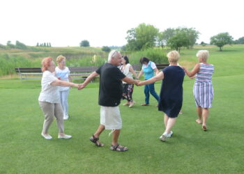 Zielony parkiet na polu golfowym. Poniedziałkowe potańcówki