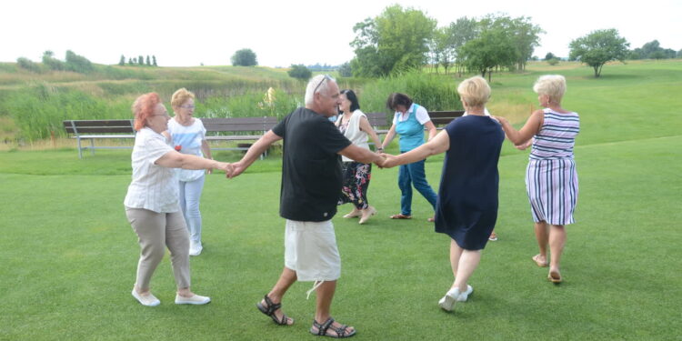 Zielony parkiet na polu golfowym. Poniedziałkowe potańcówki