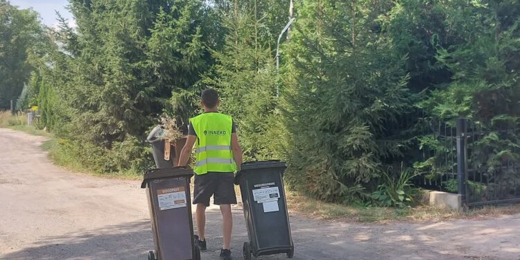 Inneko rozstawia pojemniki