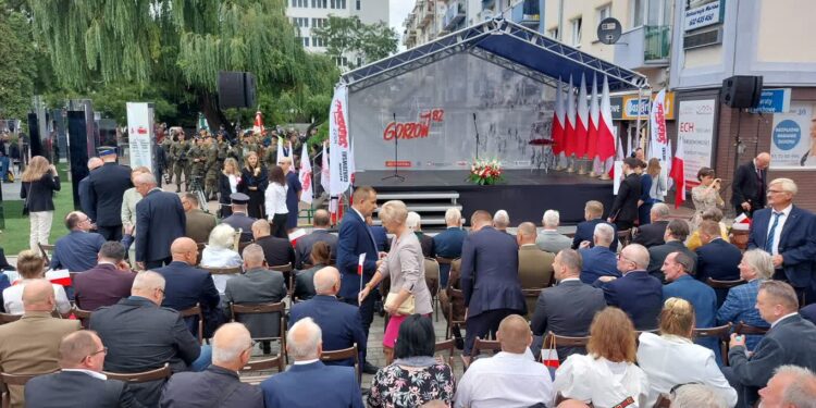 Oczekiwanie na uroczystości z udziałem prezydenta RP