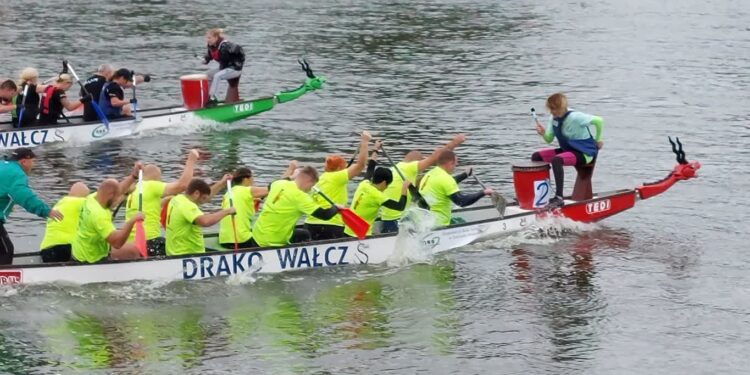 Trwają wyścigi smoczych łodzi