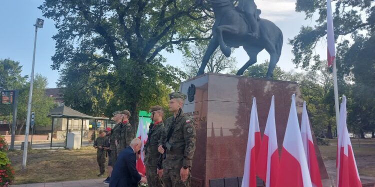 Kwiaty pod pomnikiem marszałka