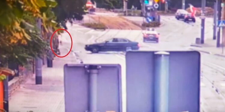 Pijany kierowca rozbija auto. Policja pokazała film z wypadku