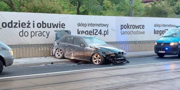 BMW zahaczyło pieszego i uderzyło w budynek [ZDJĘCIA]