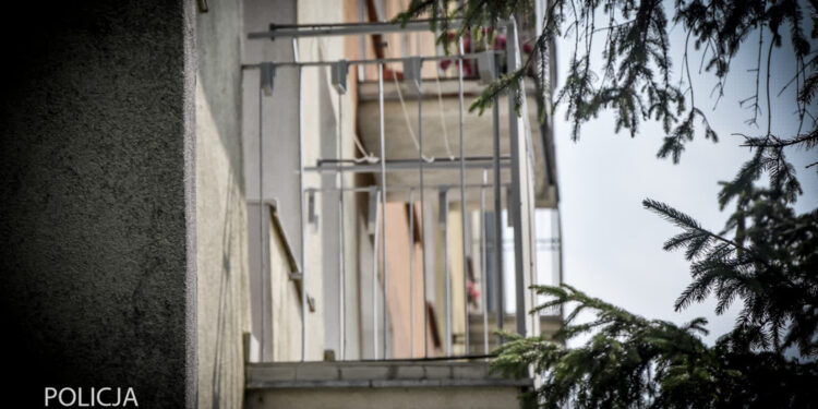 Wyrzuciła przez balkon oszczędności życia