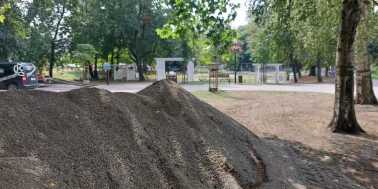 Prace w parku trwają, ale nie na schodach