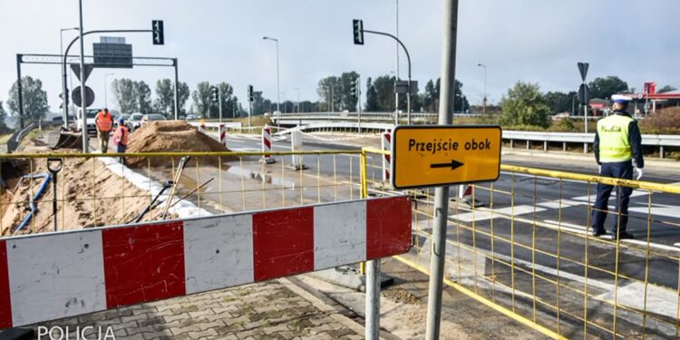 Policjanci pomagają przy rondzie Santockim (zdjęcia)