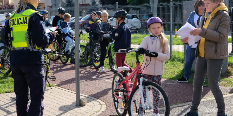 Lekcja o bezpieczeństwie pod nadzorem policji