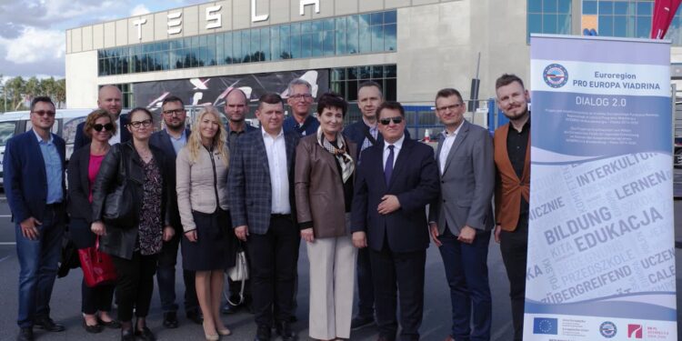 Gorzowska delegacja w fabryce Tesli