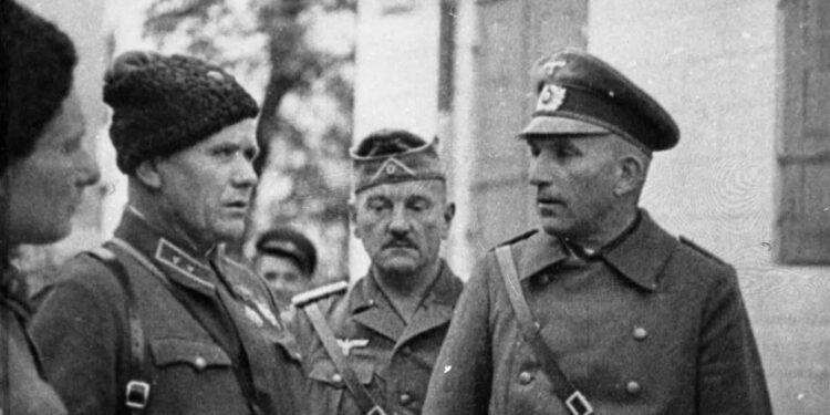 Spotkanie A. I. Jeremienki dowódcy 6. Korpusu Kawalerii Armii Czerwonej z oficerami Wehrmachtu we wrześniu 1939 r. na wschodnich terenach Rzeczypospolitej (IPN)