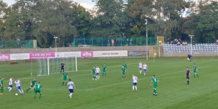 Stilon strzelił A-klasowemu rywalowi po trzy na połowę