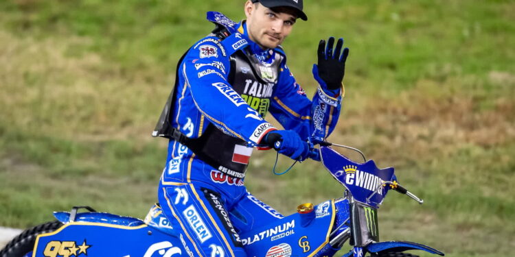 Na zdjęciu archiwalnym z 02.10.2021 r. Bartosz Zmarzlik podczas żużlowego Grand Prix Polski w Toruniu. Fot. PAP/Tytus Żmijewski