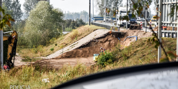Trwa naprawa skarpy. Warszawska przejezdna