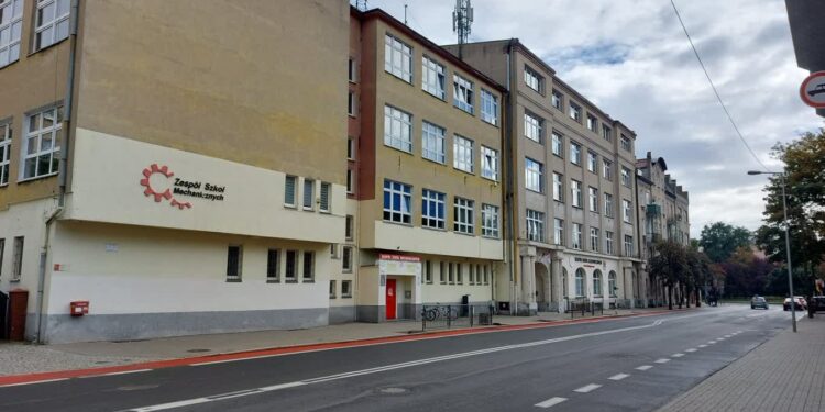 Elektryk w budynku dawnego mechanika