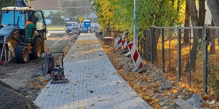 Chodnik na Komandosów już jest. Inwestycja trwa