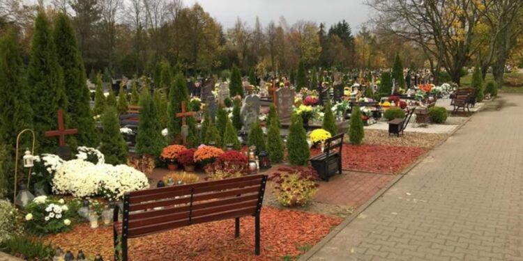 Strażnicy rozpoczynają patrole na cmentarzu