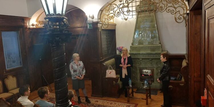 Wszystko o reportażu przy bibliotecznym kominku