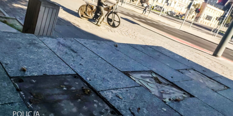 Sto mosiężnych płytek wyrwanych z ul. Strzeleckiej. Magistrat dowiedział się od policji
