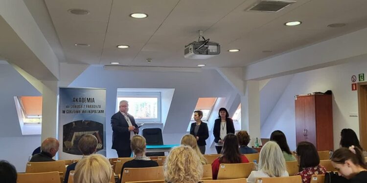 O wojennych uchodźcach i pomocy dla nich na gorzowskiej AJP