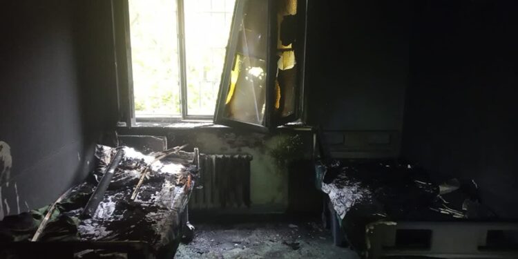 Ewakuacja pacjentów z budynku przy Walczaka