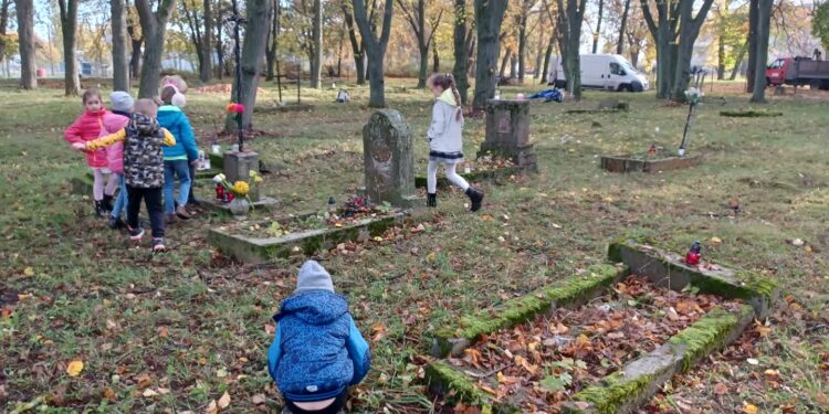 Uczniowie zapalili znicze na bezimiennych grobach