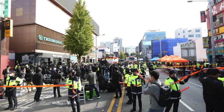 Policja a miejscu dzień po tragedii w Seulu, w Korei Południowej, 30 października 2022 r. Fot. PAP/EPA/JEON HEON-KYUN