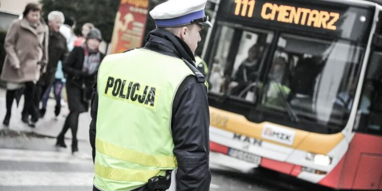 Policja i autobus MZK pod gorzowskim cmentarzem