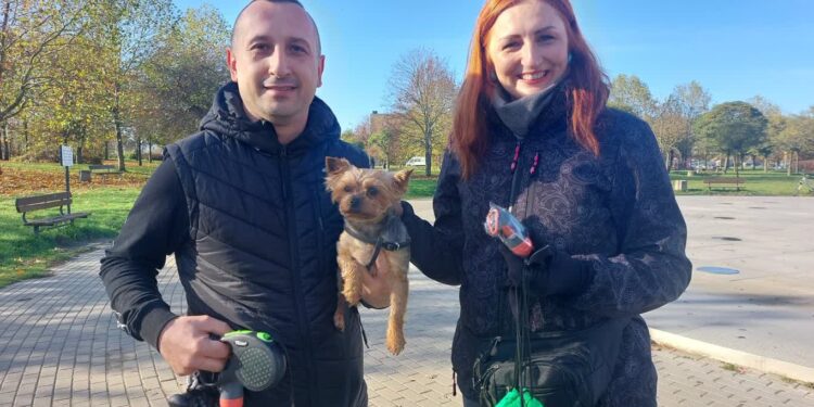 W parku rozdawali woreczki, żeby sprzątać po psach