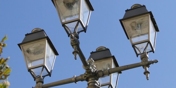 Świecące w dzień latarnie uliczne to zazwyczaj testy