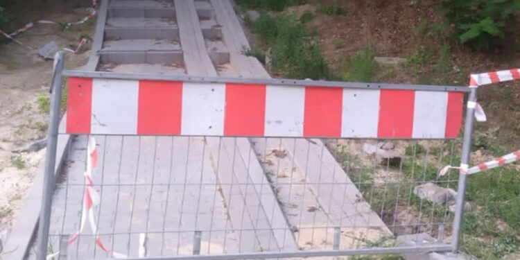 Po rocznym poślizgu… schody gotowe