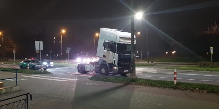Zepsuty ciągnik siodłowy na Piłsudskiego