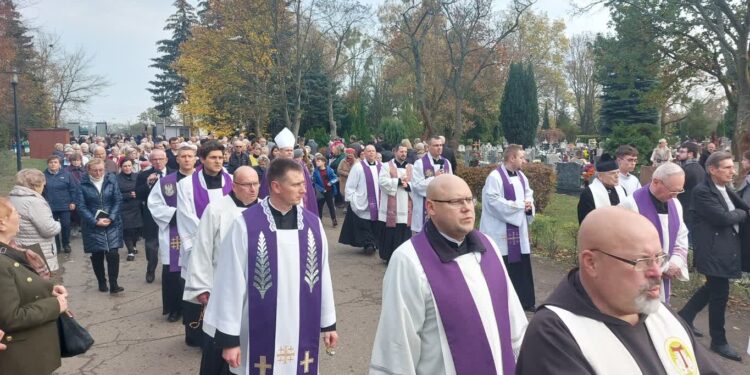 Msza i procesja na gorzowskim cmentarzu