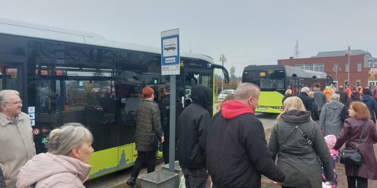 Coraz większy ruch pod cmentarzem