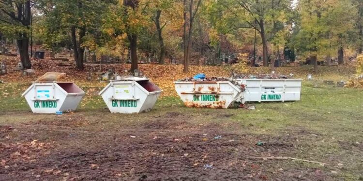 Cmentarz Świętokrzyski posprzątany