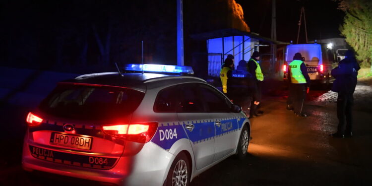 Policja na terenie miejscowości Przewodów w woj. lubelskim, 15 bm. Na terenie powiatu hrubieszowskiego doszło 15 bm. do eksplozji, która doprowadziła do śmierci dwóch osób. Fot. PAP/Wojtek Jargiło