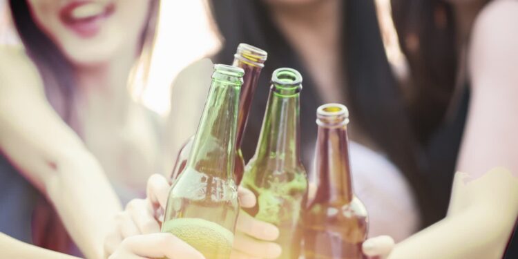 Piją 12-letnie dziewczynki i kobiety w ciąży. Skutki są dramatyczne