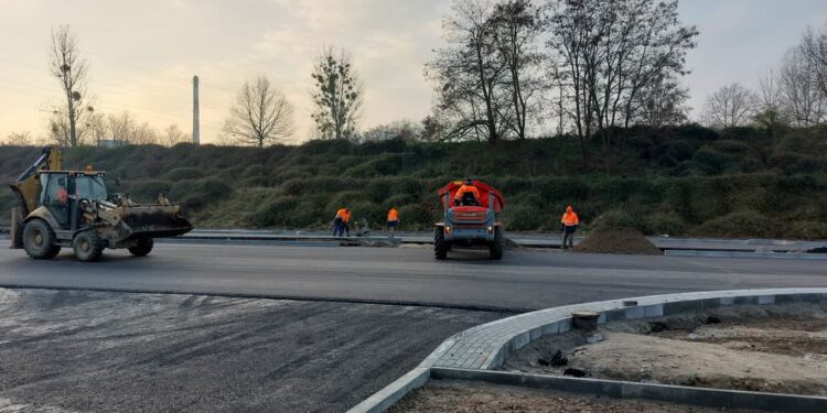 Na Zawackiej i Łukasińskiego układają asfalt!