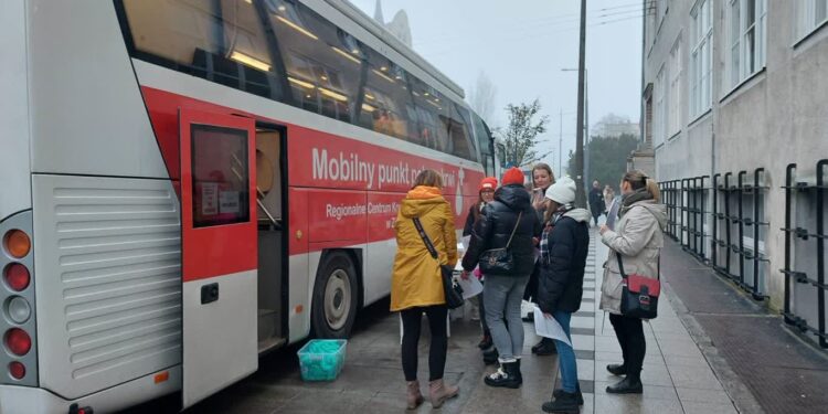 Krwiobus przed gorzowskim magistratem