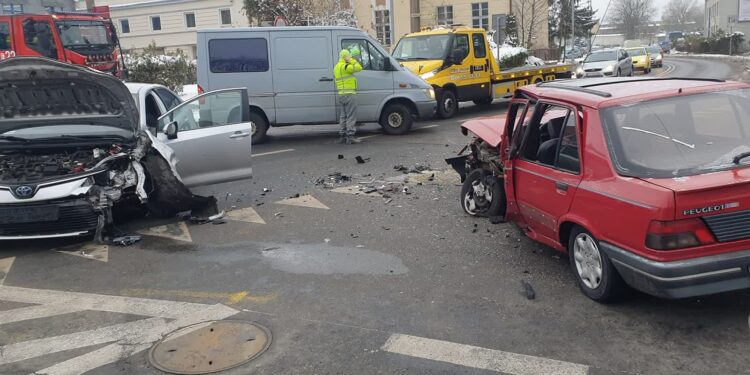 Zderzenie dwóch aut pod dworcem PKP