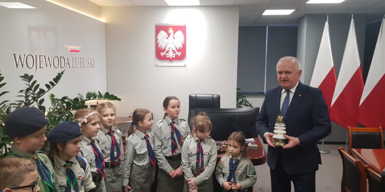 Betlejemskie Światło Pokoju płonie w lubuskim urzędzie wojewódzkim