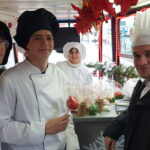 Ucznowie gorzwskiego gastronomika serwowali gorącą, aromatyczną herbatę.