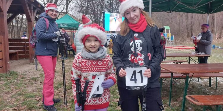 Mikołajkowy marsz Nordic Walking