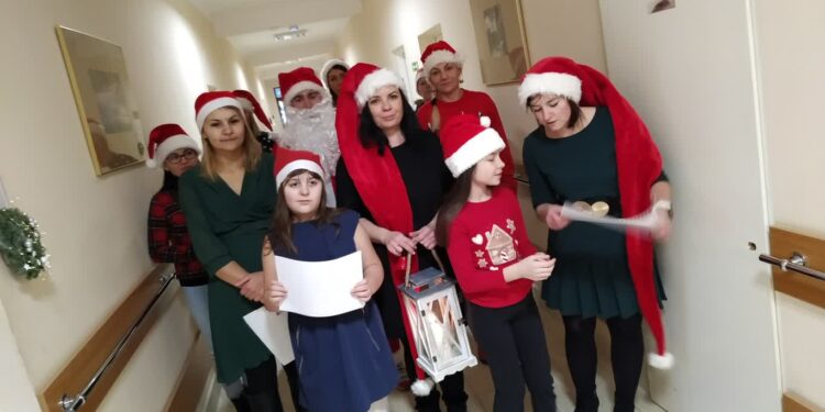 Mikołaj i kolędowanie w DPS-ie nr 1